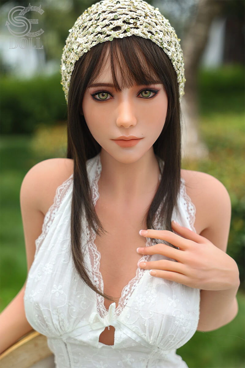 160cm/5ft2 C-cup Queena.F